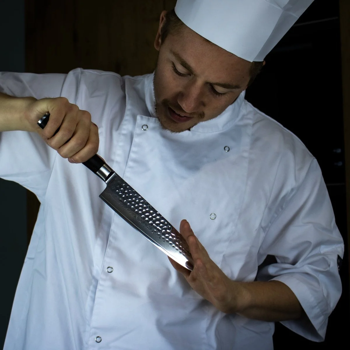 Japanese-Style Hammered Santoku Knife – 7.1 inches (18 cm) Precision Blade - Image 4